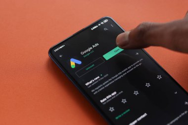 Assam, Hindistan - 31 Ocak 2021: Telefon ekranı görüntüsünde Google Reklamları logosu.