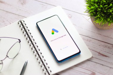 Assam, Hindistan - 31 Ocak 2021: Telefon ekranı görüntüsünde Google Reklamları logosu.