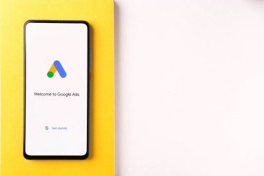 Assam, Hindistan - 31 Ocak 2021: Telefon ekranı görüntüsünde Google Reklamları logosu.