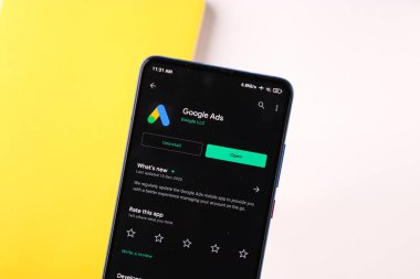 Assam, Hindistan - 31 Ocak 2021: Telefon ekranı görüntüsünde Google Reklamları logosu.