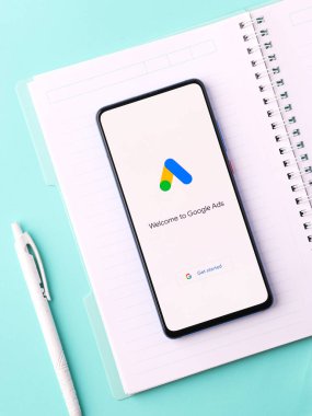 Assam, Hindistan - 31 Ocak 2021: Telefon ekranı görüntüsünde Google Reklamları logosu.