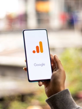 Assam, Hindistan - 31 Ocak 2021: Telefon ekranı görüntüsünde Google Analitik logosu.
