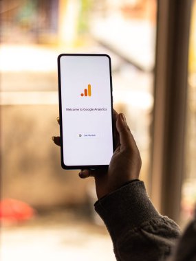 Assam, Hindistan - 31 Ocak 2021: Telefon ekranı görüntüsünde Google Analitik logosu.