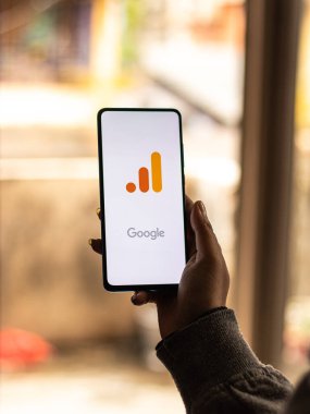 Assam, Hindistan - 31 Ocak 2021: Telefon ekranı görüntüsünde Google Analitik logosu.