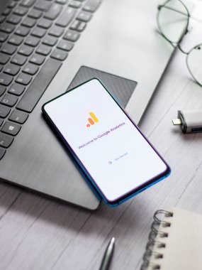 Assam, Hindistan - 31 Ocak 2021: Telefon ekranı görüntüsünde Google Analitik logosu.
