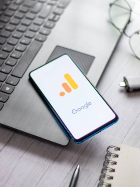 Assam, Hindistan - 31 Ocak 2021: Telefon ekranı görüntüsünde Google Analitik logosu.