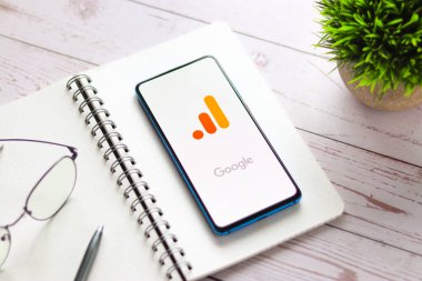 Assam, Hindistan - 31 Ocak 2021: Telefon ekranı görüntüsünde Google Analitik logosu.