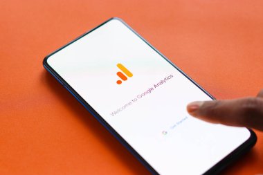 Assam, Hindistan - 31 Ocak 2021: Telefon ekranı görüntüsünde Google Analitik logosu.