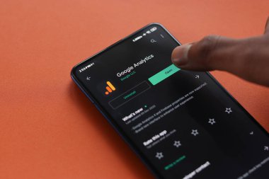 Assam, Hindistan - 31 Ocak 2021: Telefon ekranı görüntüsünde Google Analitik logosu.