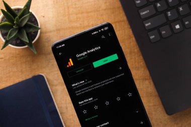 Assam, Hindistan - 31 Ocak 2021: Telefon ekranı görüntüsünde Google Analitik logosu.