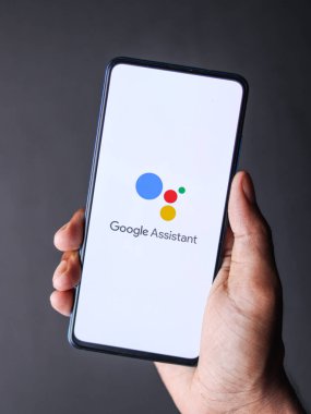 Assam, Hindistan - 28 Temmuz 2020: Google yardımı Google tarafından geliştirilen yapay zeka destekli sanal asistan.