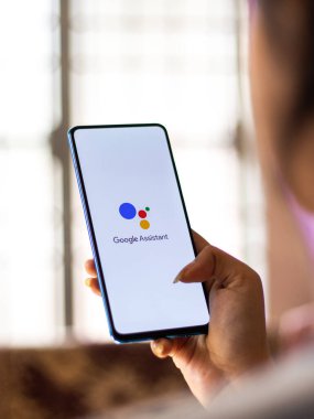 Assam, Hindistan - 28 Temmuz 2020: Google yardımı Google tarafından geliştirilen yapay zeka destekli sanal asistan.