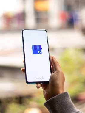 Assam, Hindistan - 31 Ocak 2021: Google My Business logosu telefon ekranı görüntüsü.