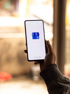Assam, Hindistan - 31 Ocak 2021: Google My Business logosu telefon ekranı görüntüsü.