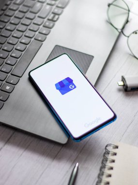 Assam, Hindistan - 31 Ocak 2021: Google My Business logosu telefon ekranı görüntüsü.