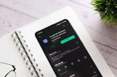 Assam, Hindistan - 31 Ocak 2021: Google My Business logosu telefon ekranı görüntüsü.