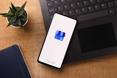 Assam, Hindistan - 31 Ocak 2021: Google My Business logosu telefon ekranı görüntüsü.