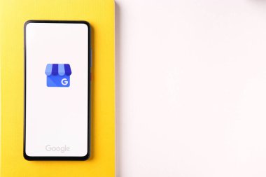 Assam, Hindistan - 31 Ocak 2021: Google My Business logosu telefon ekranı görüntüsü.