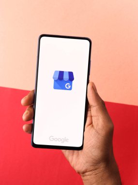 Assam, Hindistan - 31 Ocak 2021: Google My Business logosu telefon ekranı görüntüsü.