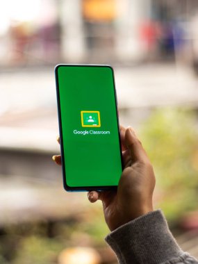 Assam, Hindistan - 31 Ocak 2021: Telefon ekranında Google Sınıfı logosu.