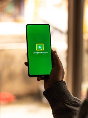 Assam, Hindistan - 31 Ocak 2021: Telefon ekranında Google Sınıfı logosu.