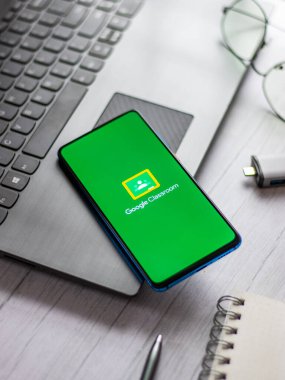 Assam, Hindistan - 31 Ocak 2021: Telefon ekranında Google Sınıfı logosu.