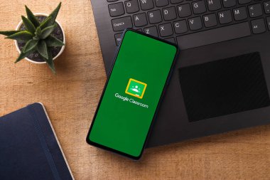 Assam, Hindistan - 31 Ocak 2021: Telefon ekranında Google Sınıfı logosu.