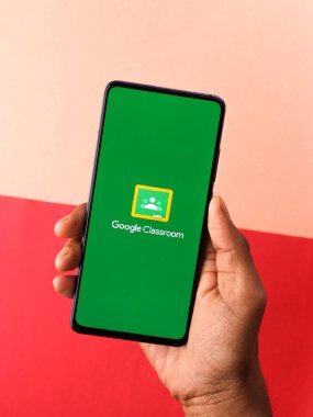 Assam, Hindistan - 31 Ocak 2021: Telefon ekranında Google Sınıfı logosu.