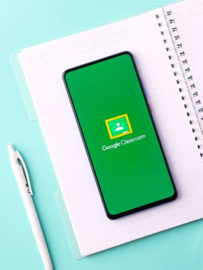 Assam, Hindistan - 31 Ocak 2021: Telefon ekranında Google Sınıfı logosu.