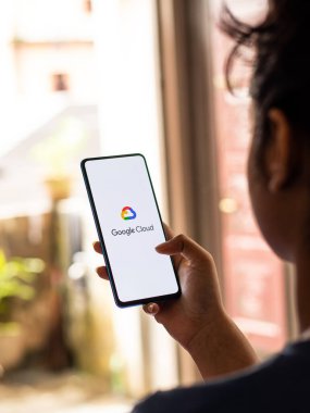 Assam, Hindistan - 31 Ocak 2021: Telefon ekranında Google Sınıfı logosu.