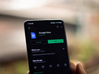 Assam, Hindistan - 31 Ocak 2021: Telefon ekranı görüntüsünde Google Doküman logosu.