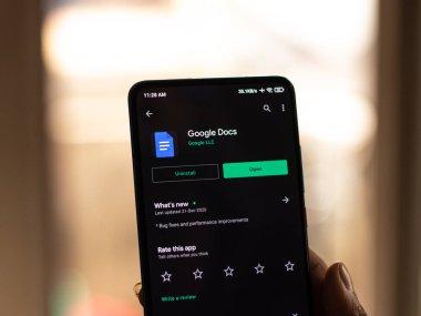 Assam, Hindistan - 31 Ocak 2021: Telefon ekranı görüntüsünde Google Doküman logosu.