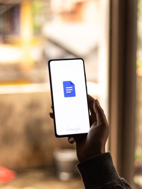 Assam, Hindistan - 31 Ocak 2021: Telefon ekranı görüntüsünde Google Doküman logosu.