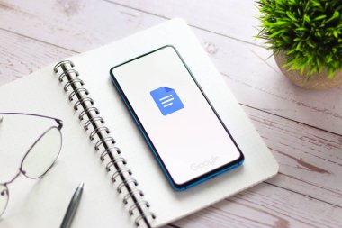 Assam, Hindistan - 31 Ocak 2021: Telefon ekranı görüntüsünde Google Doküman logosu.