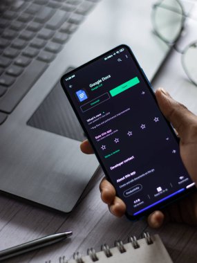 Assam, Hindistan - 31 Ocak 2021: Telefon ekranı görüntüsünde Google Doküman logosu.