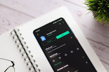 Assam, Hindistan - 31 Ocak 2021: Telefon ekranı görüntüsünde Google Doküman logosu.