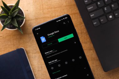 Assam, Hindistan - 31 Ocak 2021: Telefon ekranı görüntüsünde Google Doküman logosu.