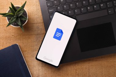 Assam, Hindistan - 31 Ocak 2021: Telefon ekranı görüntüsünde Google Doküman logosu.