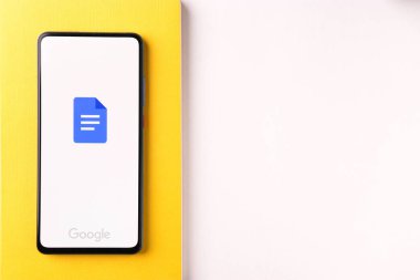 Assam, Hindistan - 31 Ocak 2021: Telefon ekranı görüntüsünde Google Doküman logosu.