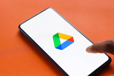 Assam, Hindistan - 31 Ocak 2021: Google Drive logosu telefon ekranı görüntüsü.