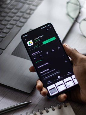 Assam, Hindistan - 31 Ocak 2021: Google Drive logosu telefon ekranı görüntüsü.