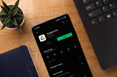 Assam, Hindistan - 31 Ocak 2021: Google Drive logosu telefon ekranı görüntüsü.