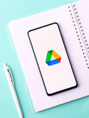 Assam, Hindistan - 31 Ocak 2021: Google Drive logosu telefon ekranı görüntüsü.