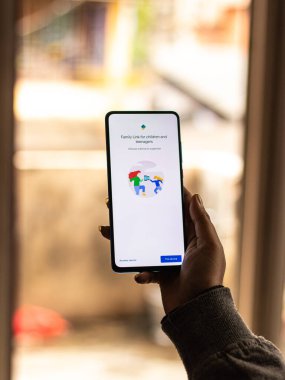 Assam, Hindistan - 31 Ocak 2021: Google aile logosu telefon ekranı görüntüsü üzerinde.