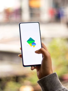 Assam, Hindistan - 31 Ocak 2021: Google aile logosu telefon ekranı görüntüsü üzerinde.