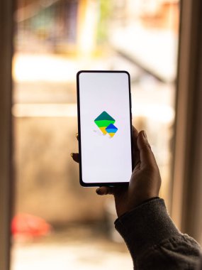 Assam, Hindistan - 31 Ocak 2021: Google aile logosu telefon ekranı görüntüsü üzerinde.