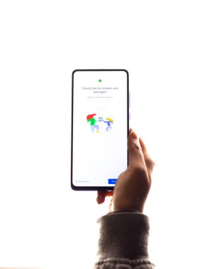 Assam, Hindistan - 31 Ocak 2021: Google aile logosu telefon ekranı görüntüsü üzerinde.