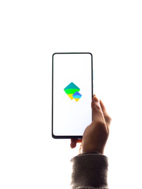 Assam, Hindistan - 31 Ocak 2021: Google aile logosu telefon ekranı görüntüsü üzerinde.