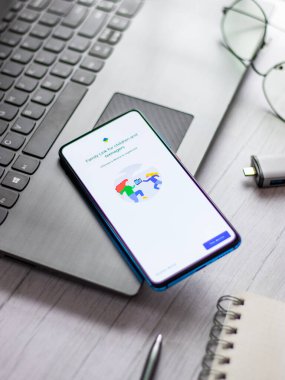 Assam, Hindistan - 31 Ocak 2021: Google aile logosu telefon ekranı görüntüsü üzerinde.