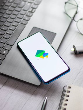 Assam, Hindistan - 31 Ocak 2021: Google aile logosu telefon ekranı görüntüsü üzerinde.